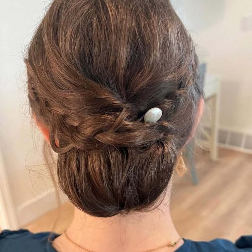 Bridesmaid wearing coin pearl hair pin